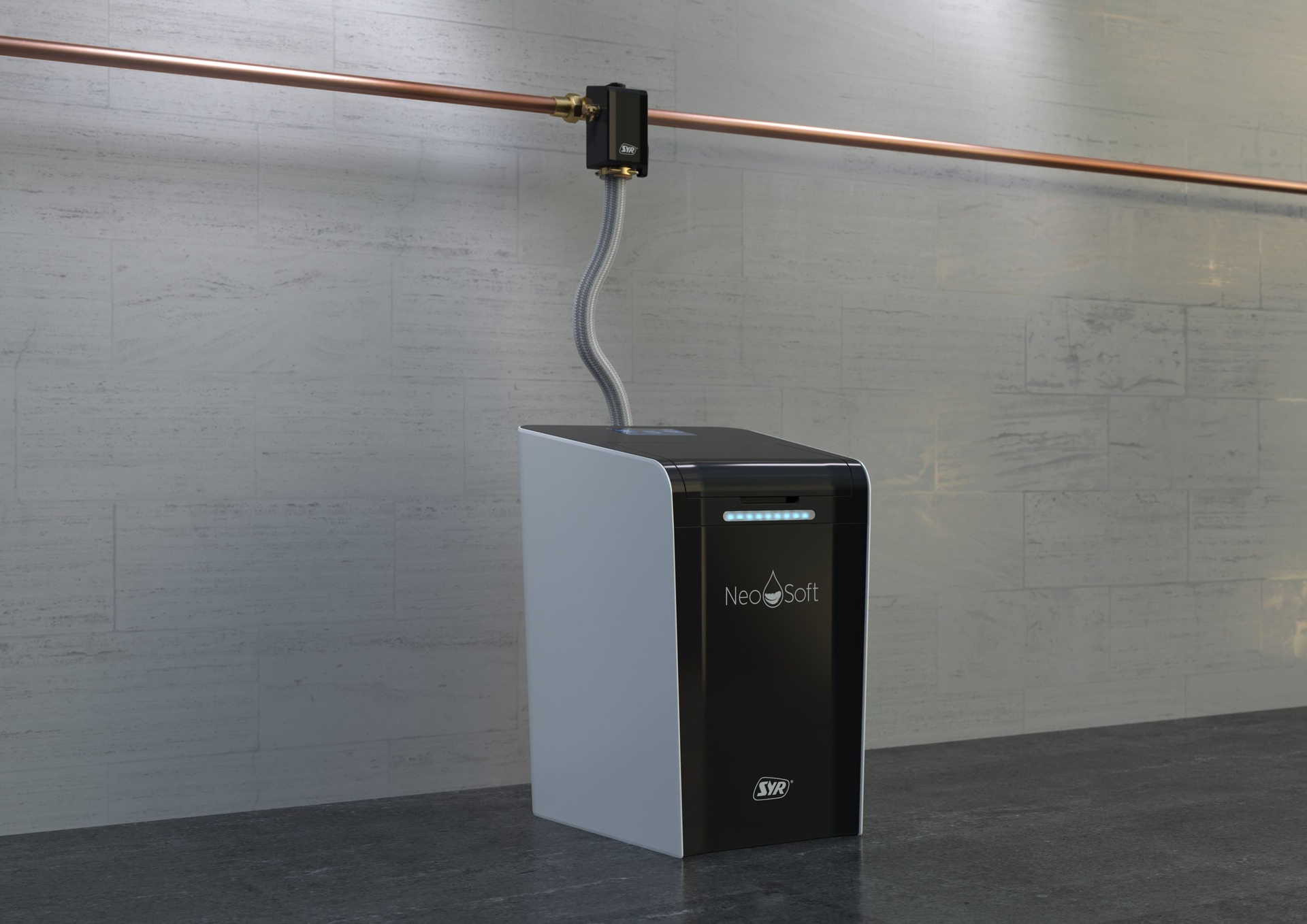 Entkalkungsanlagen Ein modernes, horizontales Foto, das eine Entkalkungsanlage in einem Keller oder Technikraum zeigt. In der Mitte des Bildes steht die Entkalkungsanlage, die aus einem schwarzen vorderen Gehäuse mit der Aufschrift „NeoSoft“ und einem grauen, seitlichen Gehäuse besteht. Oberhalb der Inschrift sind mehrere blaue LED-Lichter zu sehen. Von der Oberseite des Gerätes führt ein grauer, biegsamer Schlauch zu einem kleinen schwarzen Kasten, der an einer waagerechten Kupferwasserleitung befestigt ist. Der Boden ist mit großen, dunkelgrauen Fliesen belegt. Die Wände sind mit großen, hellgrauen Fliesen in Steinoptik verkleidet. Das Foto ist von vorne und leicht erhöht aufgenommen.